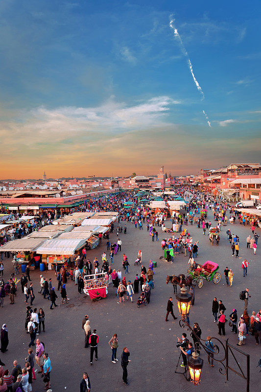 晚上Djemaa El Fna广场，马拉喀什，摩洛哥